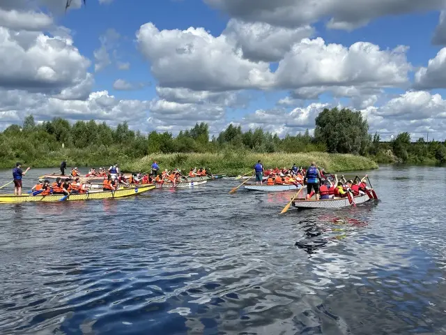 Лодки-драконы на старте трэвел-гонки